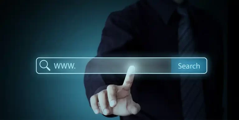 Mão interagindo com interface digital representando estratégias de SEO para advogados