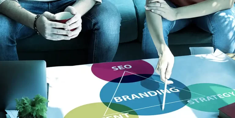 Pessoa analisando estratégia de branding e SEO para advogados