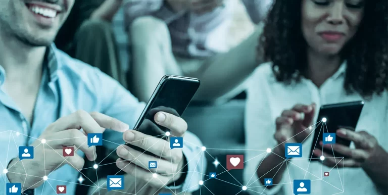 Advogado usando celular para acessar redes sociais e compartilhar conteúdo jurídico