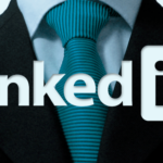 Advogado usando o LinkedIn para networking profissional e captação de clientes no setor jurídico